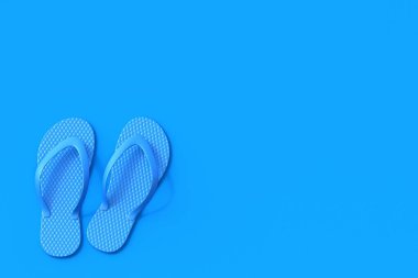 Mavi parmak arası terlikler 3D görüntüleme mavi arkaplanda izole edildi