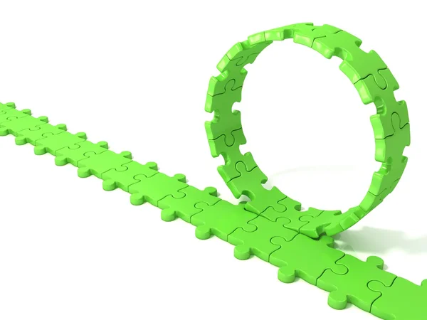 Anel de quebra-cabeça verde girando sobre a cadeia de quebra-cabeça, isolado no fundo branco — Fotografia de Stock