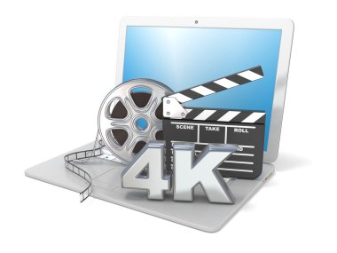 Film makaraları, film clapper kurulu ve 4 k video simgesi ile dizüstü bilgisayar. 3D render