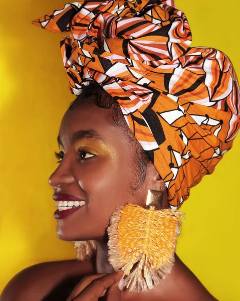 Joven Mujer Afro Negra Bella Con Turbante Aretes Culturales Perfil — Stok fotoğraf