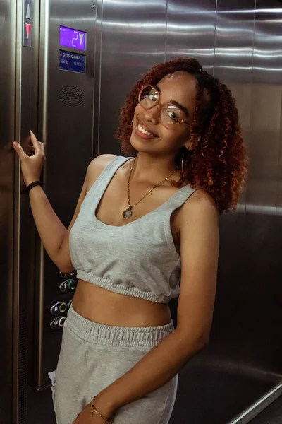 Joven Mujer Afro Con Lentes Ascensor — Stock Photo, Image