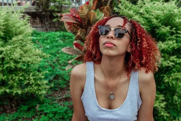 Joven Bella Afro Con Lentes Sol Mirando Hacia Frente Con — Stockfoto