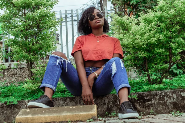 Joven Bella Afro Con Lentes Sol Mirando Hacia Frente Acera — Stockfoto