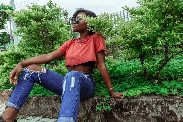 Joven Bella Afro Con Lentes Sol Mirando Hacia Izquierda Sentada — Fotografia de Stock