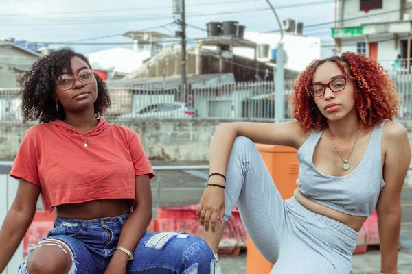 Jovenes Mujeres Afro Con Lentes Las Afueras Centro Comercial — Stockfoto