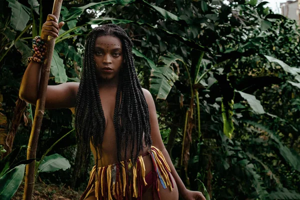 Mujer Negra Selva Semidesnuda Empoderada Con Mirada Frente — Photo