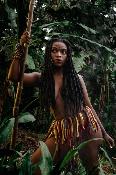 Sexy Mujer Negra Selva Semidesnuda Empoderada Con Humo Sus Pies — Fotografia de Stock