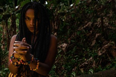 Mujer negra nativa con manos atadas