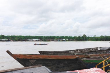 Barcos de madera encallados en malecon