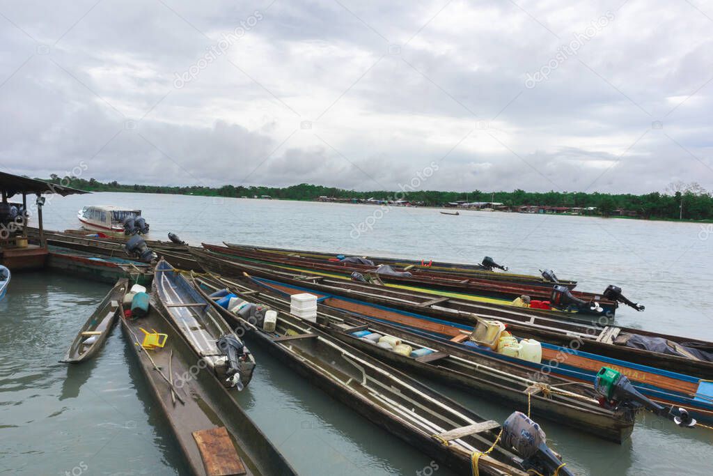 canoas lanchas encalladas en el puerto malecon quibdo 