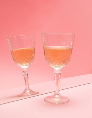 Aynada yansıyan pembe pastel arka planda bir bardak şarap. yaz soyut yaratıcı fikir. en küçük arkaplan