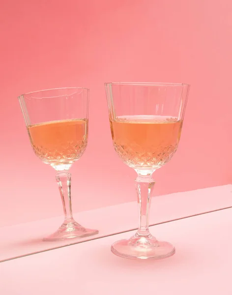 Aynada yansıyan pembe pastel arka planda bir bardak şarap. yaz soyut yaratıcı fikir. en küçük arkaplan