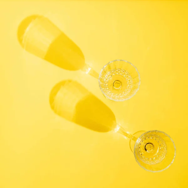 Twee Glazen Wijn Met Schaduwen Gele Achtergrond Verhelderend Minimale Platte — Stockfoto