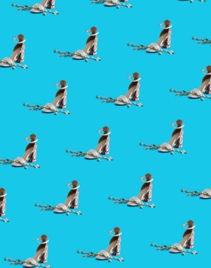 Mavi pastel arka planda bahar çiçeği dallı beyaz ve renkli kadın ayakkabıları. yaratıcı dekorasyon bahar yaz fikri.