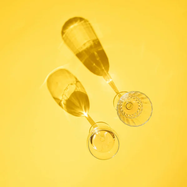 Дві Склянки Вина Жовтому Сонячному Літньому Фоні Тропічна Літня Вечірка — стокове фото