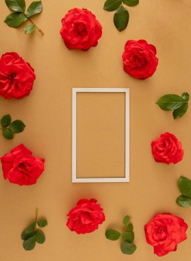 Taze kırmızı güller ve antika altın arka planda beyaz çerçeveyle yapılmış desen. Retro modern soyut sanat. kopya alanı ile yaratıcı dekorasyon fikri