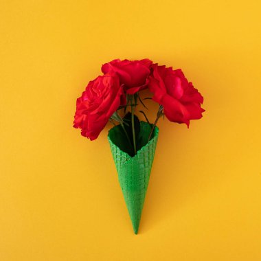 Yeşil arka planda beyaz çerçeveli taze kırmızı güller bahçesinde. Yaz tropik arka plan. Kopyalama alanı olan en küçük düz alan