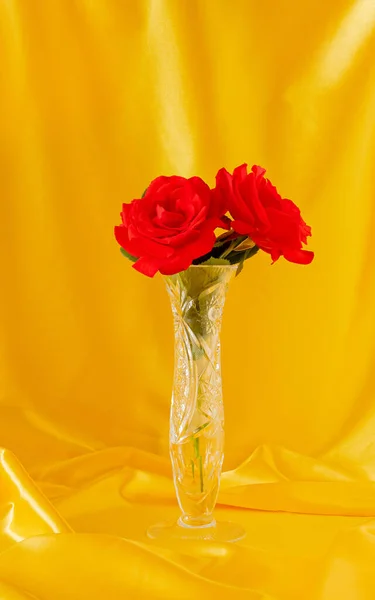 Vazoda Taze Kırmızı Güller Yaz Güneşli Sarı Perdeler Eski Moda — Stok fotoğraf