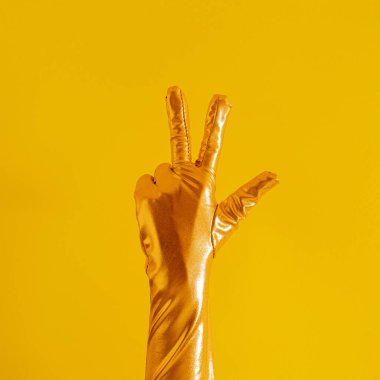 Altın eldivenli el ve sarı güneşli yaz arka planında üç numara. modern yaz soyut sanatı