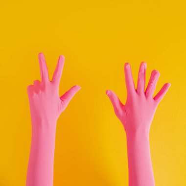 Pembe eldivenli eller ve sarı güneşli yaz arka planında sekiz numara. modern yaz soyut sanatı