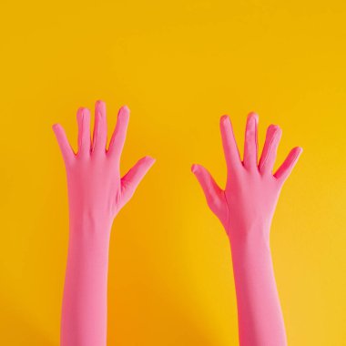 Pembe eldivenli eller ve sarı güneşli yaz arka planında on numara. modern yaz soyut sanatı