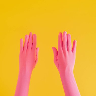 Sarı güneşli yaz arka planında pembe eldivenli eller. Modern yaz soyut sanatı. mimalizm