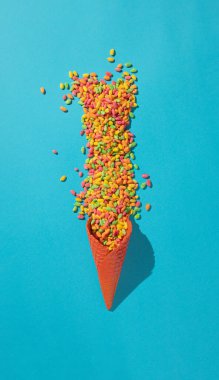 Güneşli mavi arka planda yaz dondurması. Soyut sanat. yaratıcı düz yatak fikri