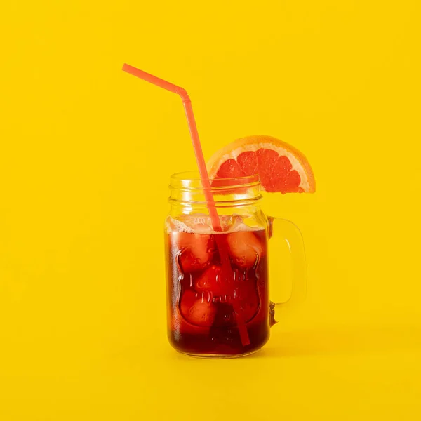 Summer Cold Red Juice Ice Cube Slice Grapefruit Glass Yellow — Stock Photo, Image