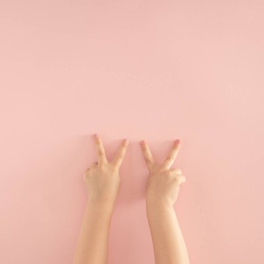 Çocuk eli pembe arka planda. Modern arka plan soyut sanatı. Kopyalama alanı ile modern fikir