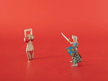 Savaşçı oyuncağına karşı kırmızı arka planda şişe açacağı. soyut modern vintage sanat.