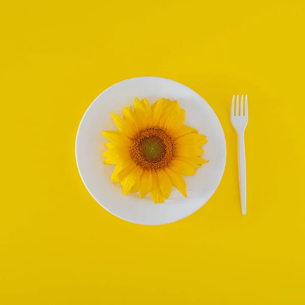 Żółty Słonecznik Białej Płycie Widelcem Żółtym Tle Oświetlającym Minimalny Układ — Zdjęcie stockowe