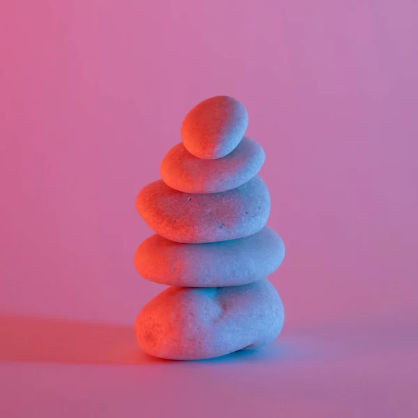 Neon ışıklı beyaz taşlar. Gelecekçilik. modern soyut sanat