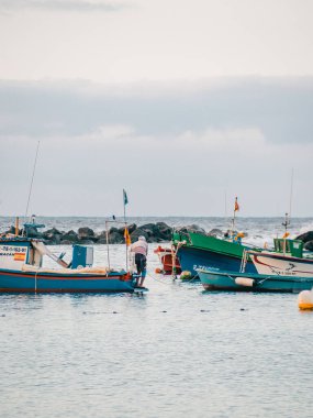 Bir balıkçı güne başlıyor.