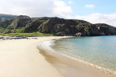 Norveç 'in kuzeyinde yaz boyunca beyaz kumsal.