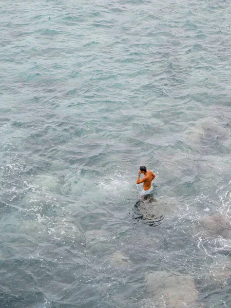 Man Going Swim Ocean — Stock Photo, Image