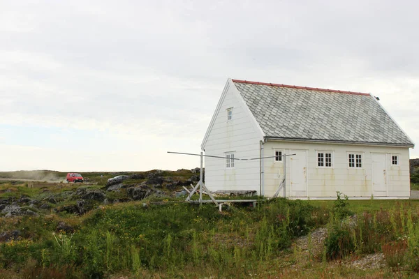 Une Maison Individuelle Norvège Entourée Nature Verte — Photo
