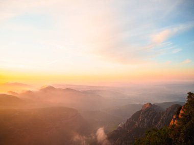 Montserrat Dağı 'nda kasvetli ve büyülü bir gün doğumu