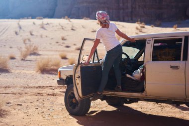 Ürdün Vadi Rom Çölü 'nde her yerde arabası olan tanınmayan bir kadın.