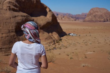 Jordan Wadi Rum Çölü 'nde yürüyüş yapan kadın.