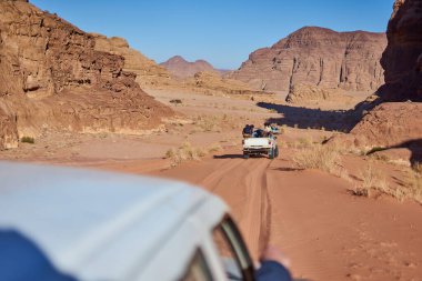 4x4 'lük Jordan Wadi Çölü yolunda.