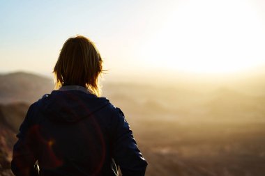 Kadın silueti vadi rom gün batımı