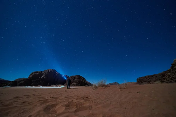 Man Met Een Fakkel Nachts Jordanië Wadi Rum Woestijn — Stockfoto