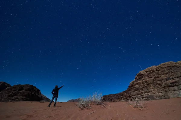 Vrouw Met Een Fakkel Nachts Jordanië Wadi Rum Woestijn — Stockfoto