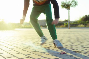 Çocuk havai fişeklerle oynuyor.