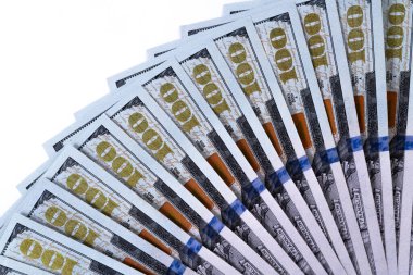 Beyaz arka planda bir sürü 100 dolarlık banknot var.
