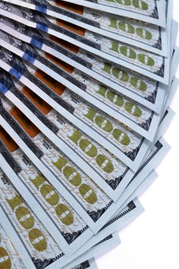 Beyaz arka planda bir sürü 100 dolarlık banknot var.