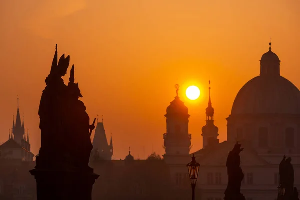 Схід Сонця Над Столицею Чехії Празьким Містом Силуетами Будівель Статуй — стокове фото