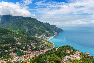 İtalya 'daki Amalfi Sahili' nin manzarası. Sahil, pek çok küçük plajı ve balıkçı köyü olan sarp kayalıkları ve engebeli kıyı şeridi olan popüler bir tatil beldesi.