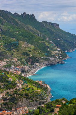 İtalya 'daki Amalfi Sahili' nin manzarası. Sahil, pek çok küçük plajı ve balıkçı köyü olan sarp kayalıkları ve engebeli kıyı şeridi olan popüler bir tatil beldesi.