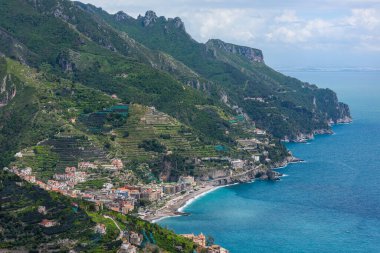 İtalya 'daki Amalfi Sahili' nin manzarası. Sahil, pek çok küçük plajı ve balıkçı köyü olan sarp kayalıkları ve engebeli kıyı şeridi olan popüler bir tatil beldesi.